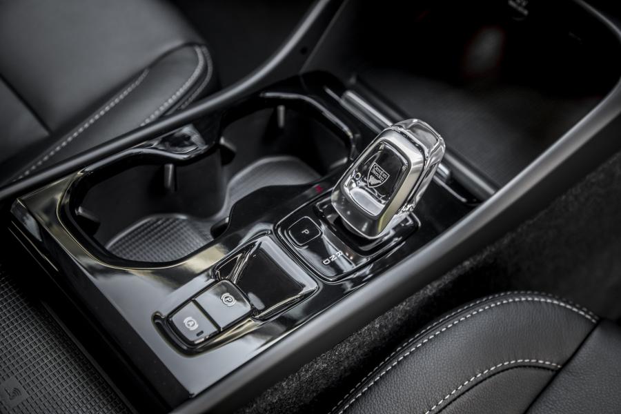 Детали интерьера Volvo XC40 T5 Plug-in Hybrid Inscription 2002 года  (UK) (фото 4 из 40)